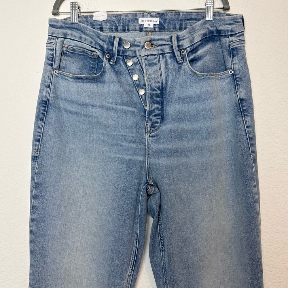 Good American Good Icon High Rise Straight
Exposed Buttons Indigo440 Size 18 - Picture 6 of 15